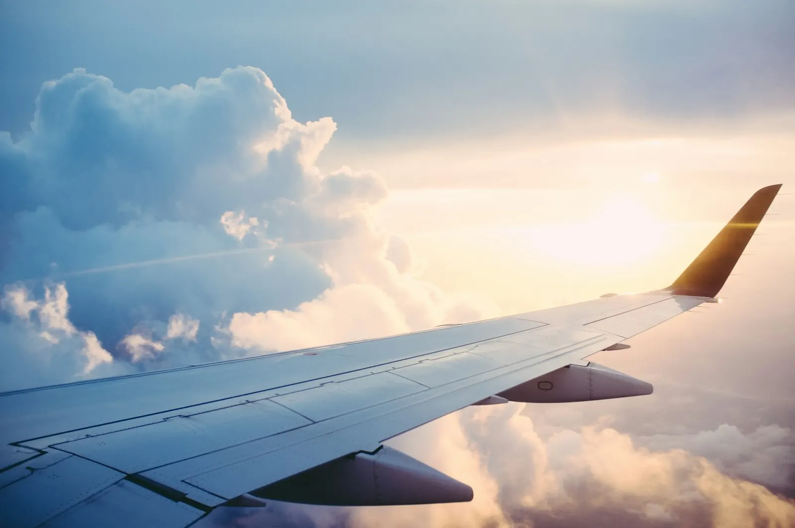 Vista de nuvens e horizonte através da janela de um avião